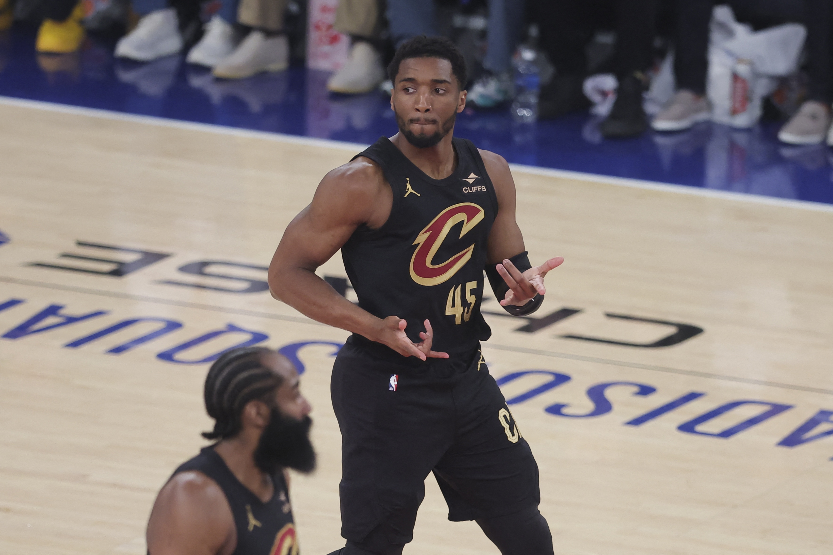 骑士续约米切尔：四年2.73亿豪赌二线球星峰值