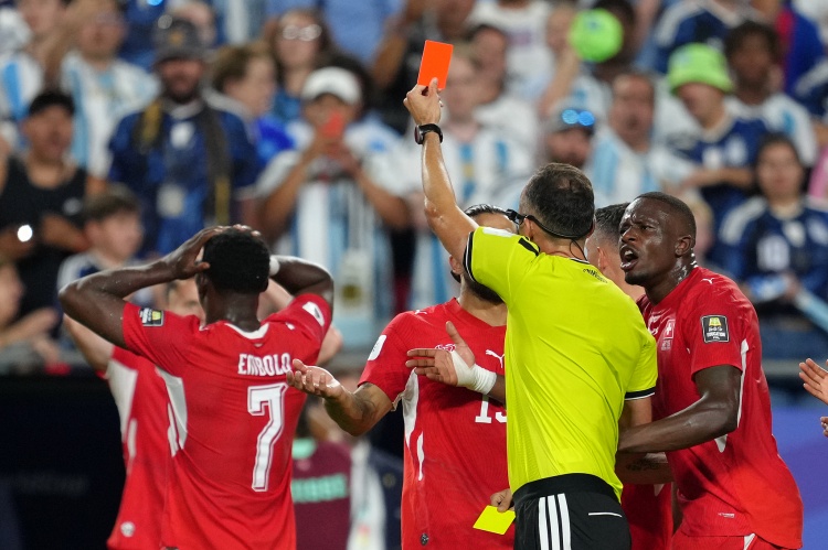 FIFA“身份混淆”新规首现分歧：恩博洛假摔VAR纠错，规则漏洞遭炮轰
