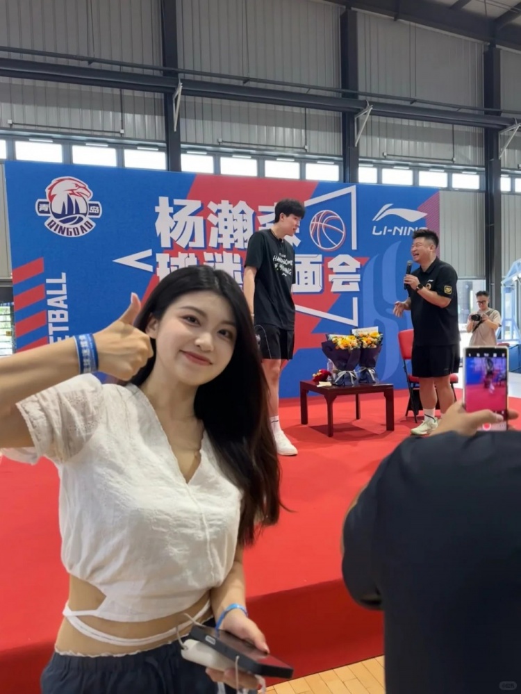 杨瀚森回国后青岛机场被偶遇 博主晒合影：性格很nice