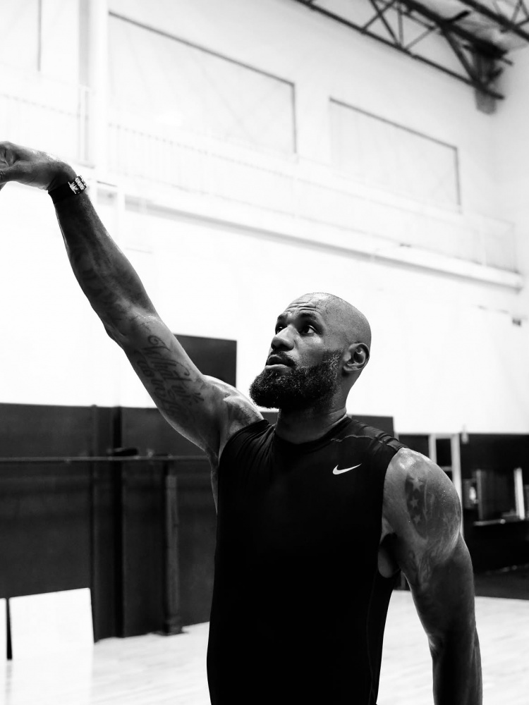 詹姆斯洛杉矶单独开练 备战生涯第24季