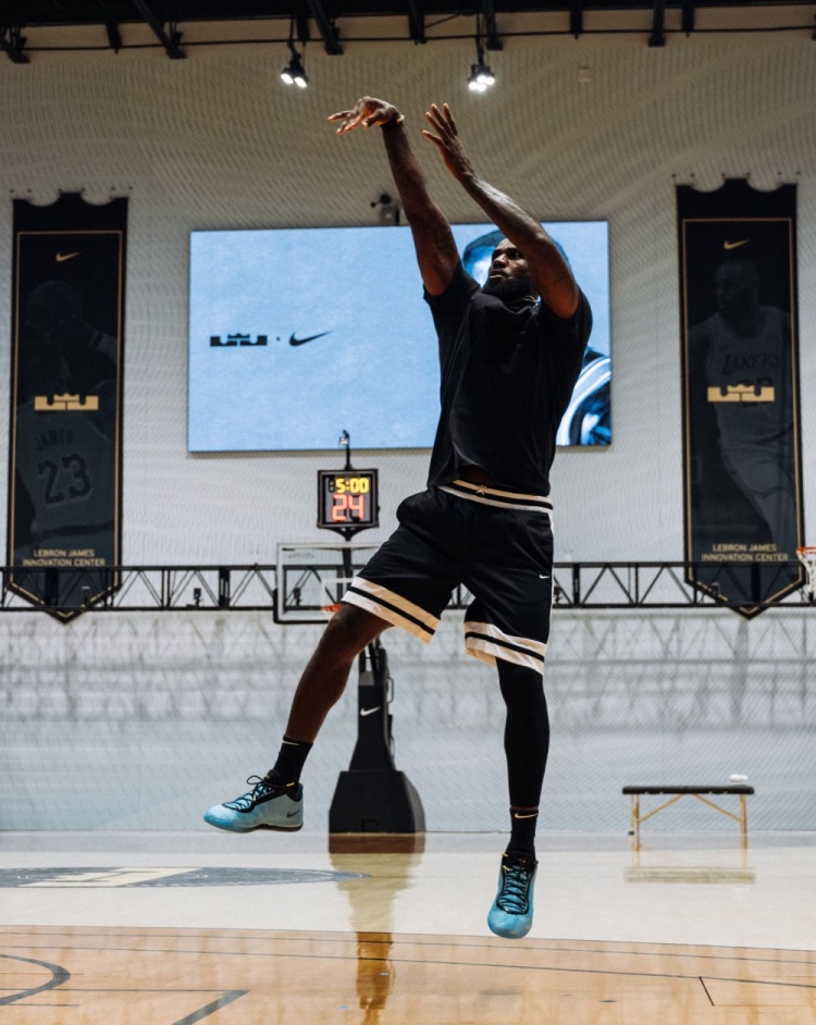 詹姆斯晒LeBron 24训练照 确认第24代正代战靴已在路上 詹姆斯晒LeBron 24训练照 确认第24代正代战靴已在路上
