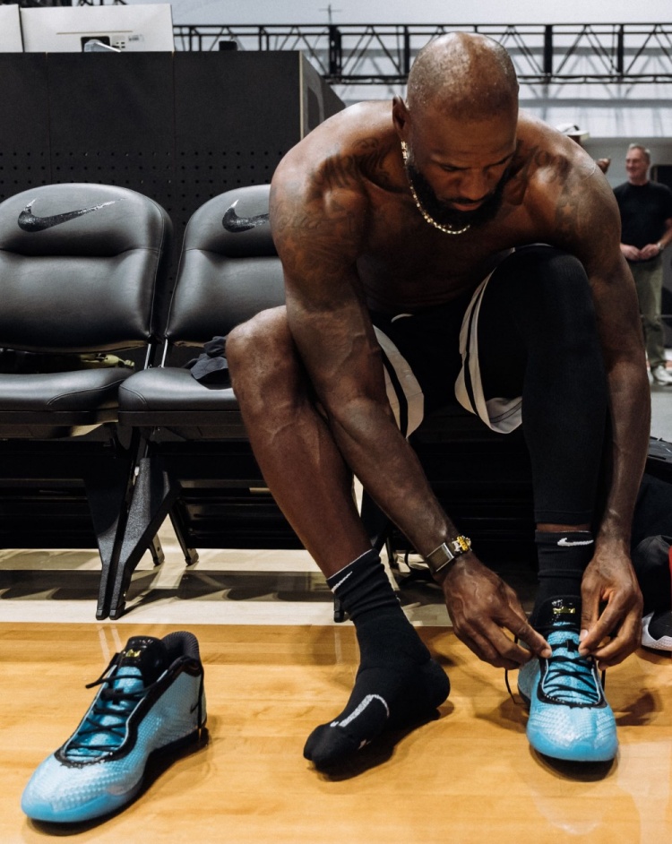 詹姆斯晒LeBron 24训练照 确认第24代正代战靴已在路上