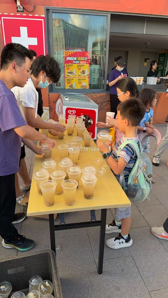 上汽浦东足球场客队区供免费绿豆汤 海港补赛日大连球迷获消暑饮品 上汽浦东足球场客队区供免费绿豆汤 海港补赛日大连球迷获消暑饮品