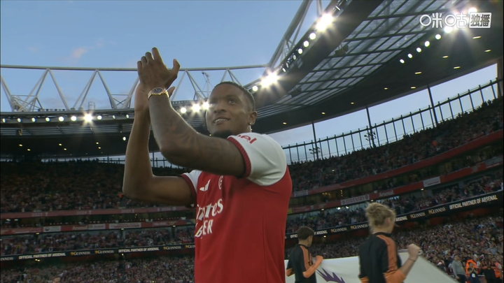 新援来了！孔萨赛前入场亮相挥手致意，枪迷鼓掌欢呼