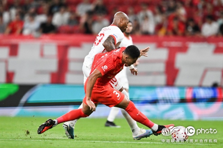 上海海港2-1青岛海牛，下一场海港队将客场对阵深圳新鹏城队