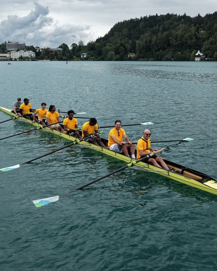 花样真多！东契奇与里夫斯玩抢球游戏 反应略胜一筹最终取胜